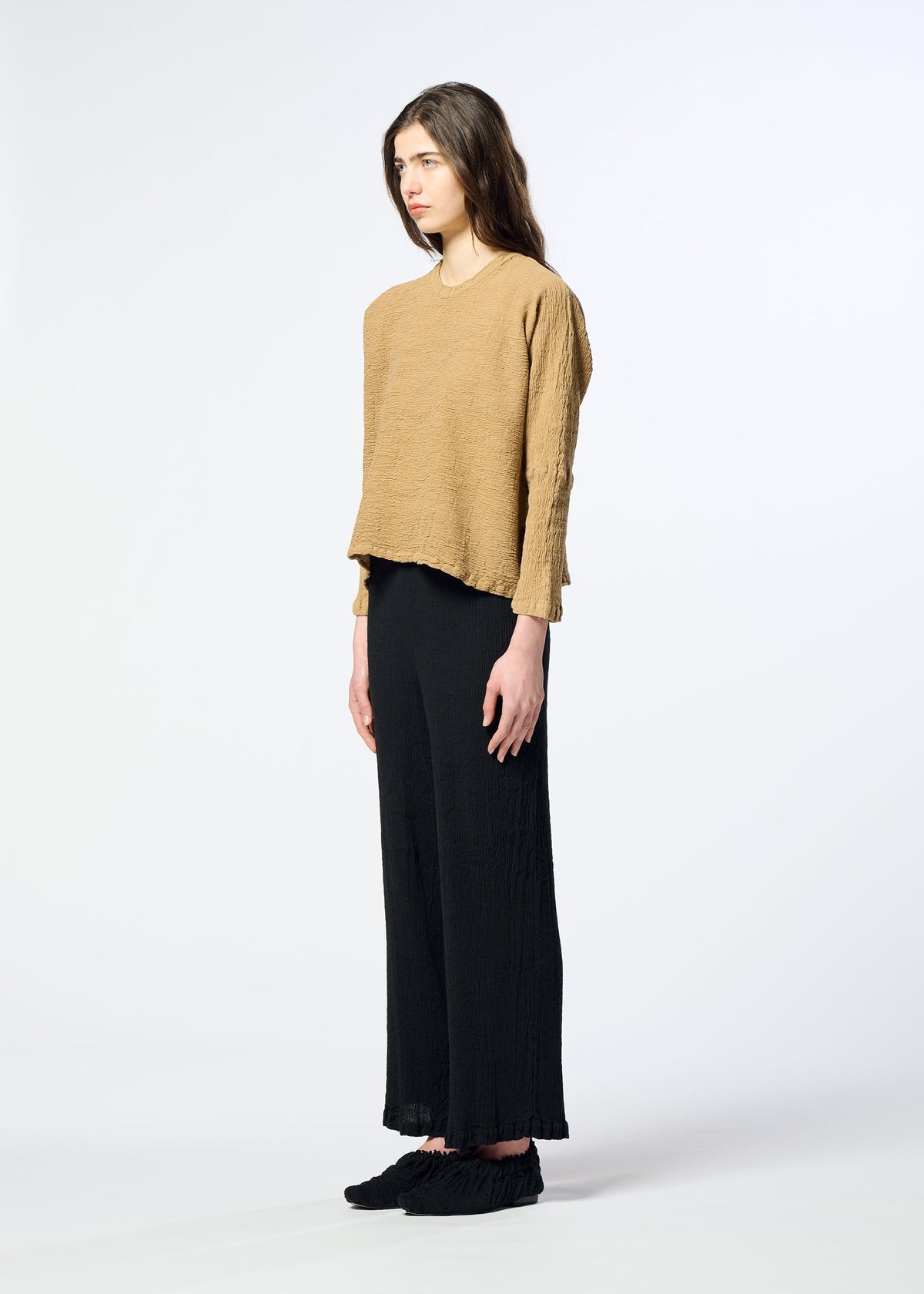 A model wears the HaaT KYO CHIJIMI 2WAY kyo-chijimi-2way-top-brownish-black.