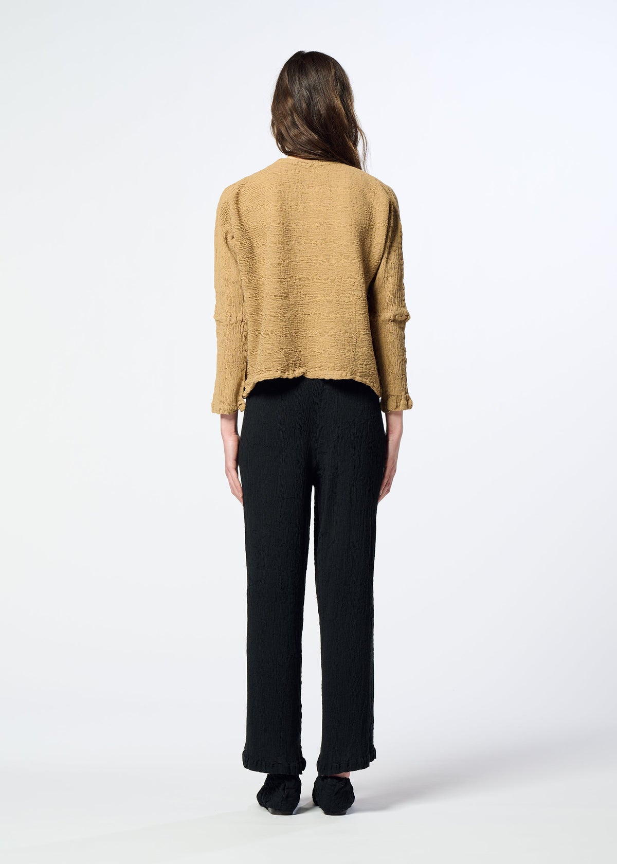 A model wears the HaaT KYO CHIJIMI 2WAY kyo-chijimi-2way-top-ivory.