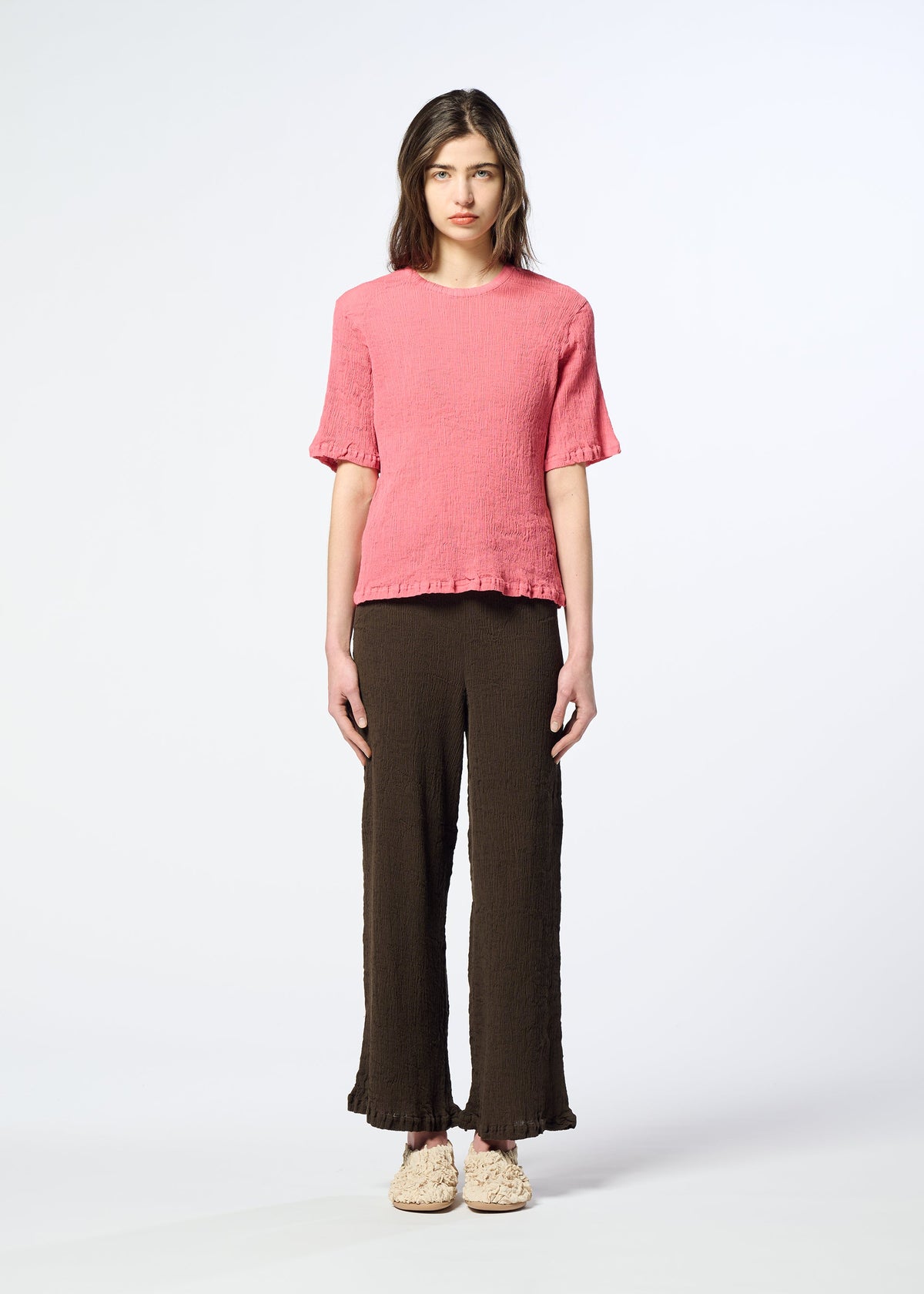 A model wears the HaaT KYO CHIJIMI AUGUST kyo-chijimi-august-top-coral.