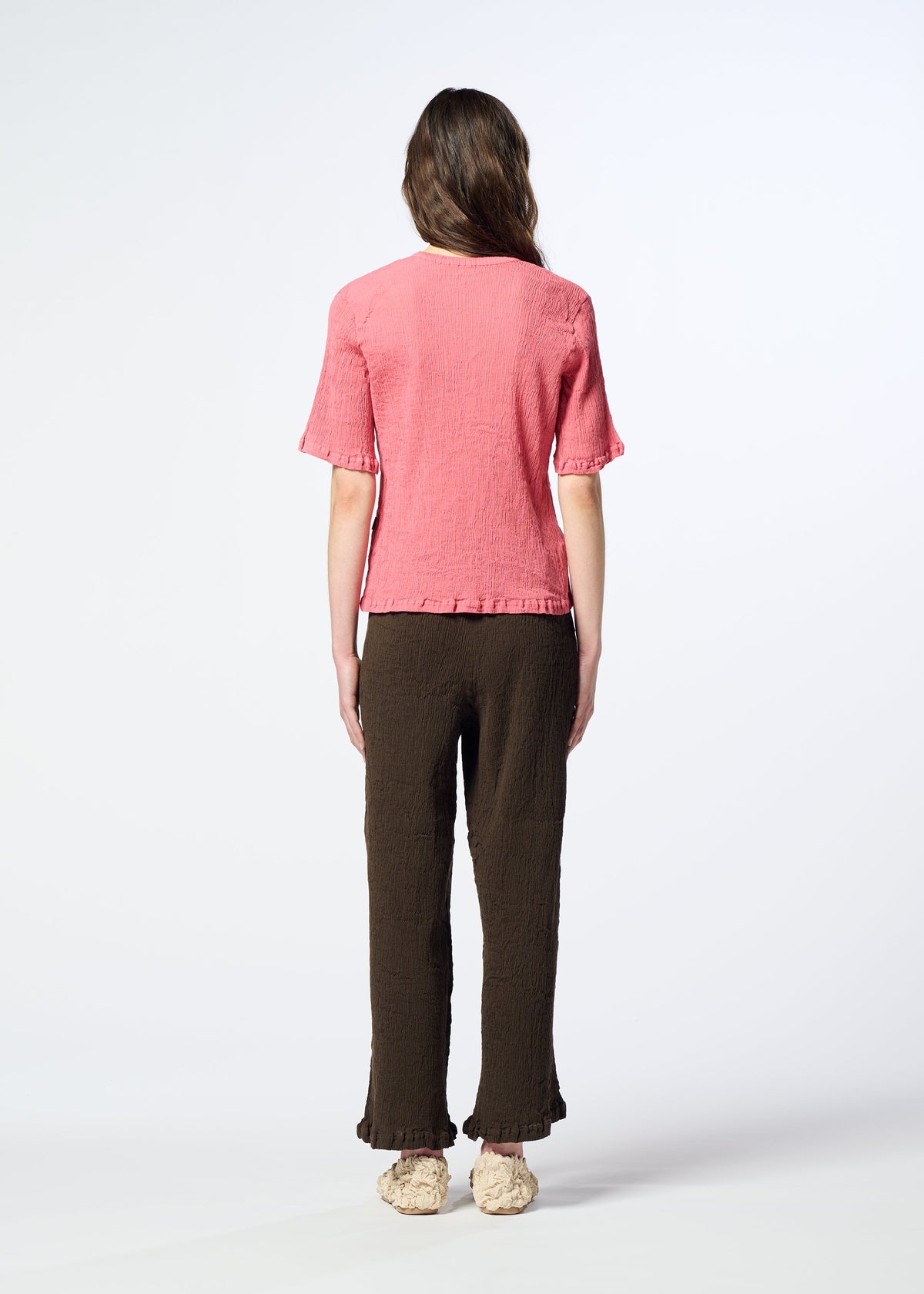 A model wears the HaaT KYO CHIJIMI AUGUST kyo-chijimi-august-top-coral.