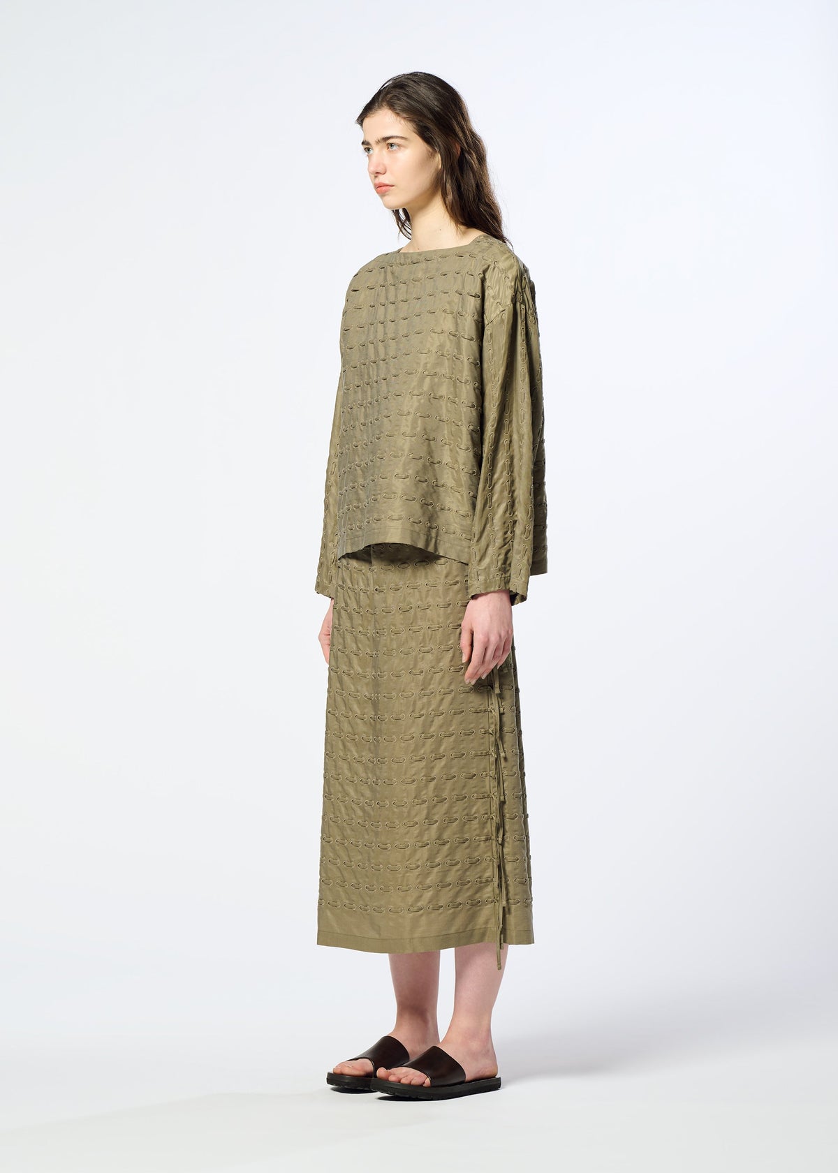 A model wears the HaaT HOLE & LINE hole-line-top-navy.