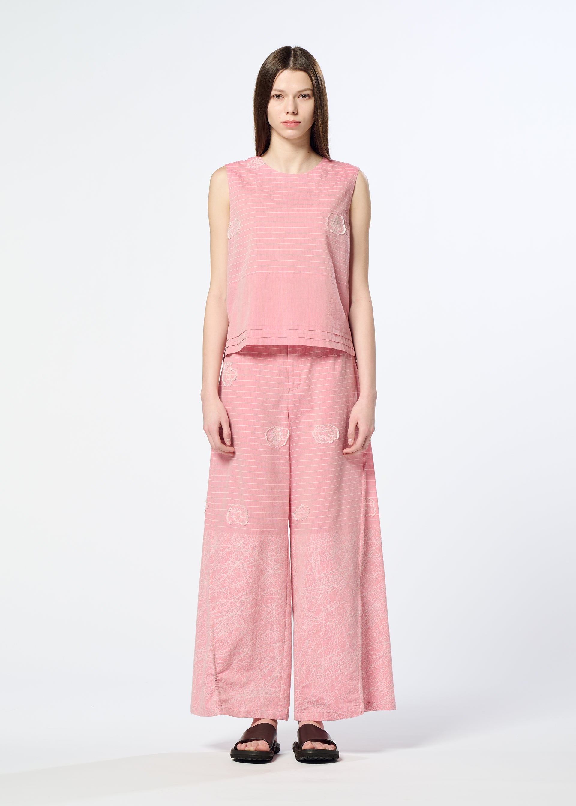 A model wears the HaaT ONE STROKE DRAW one-stroke-draw-shirt-light-pink.