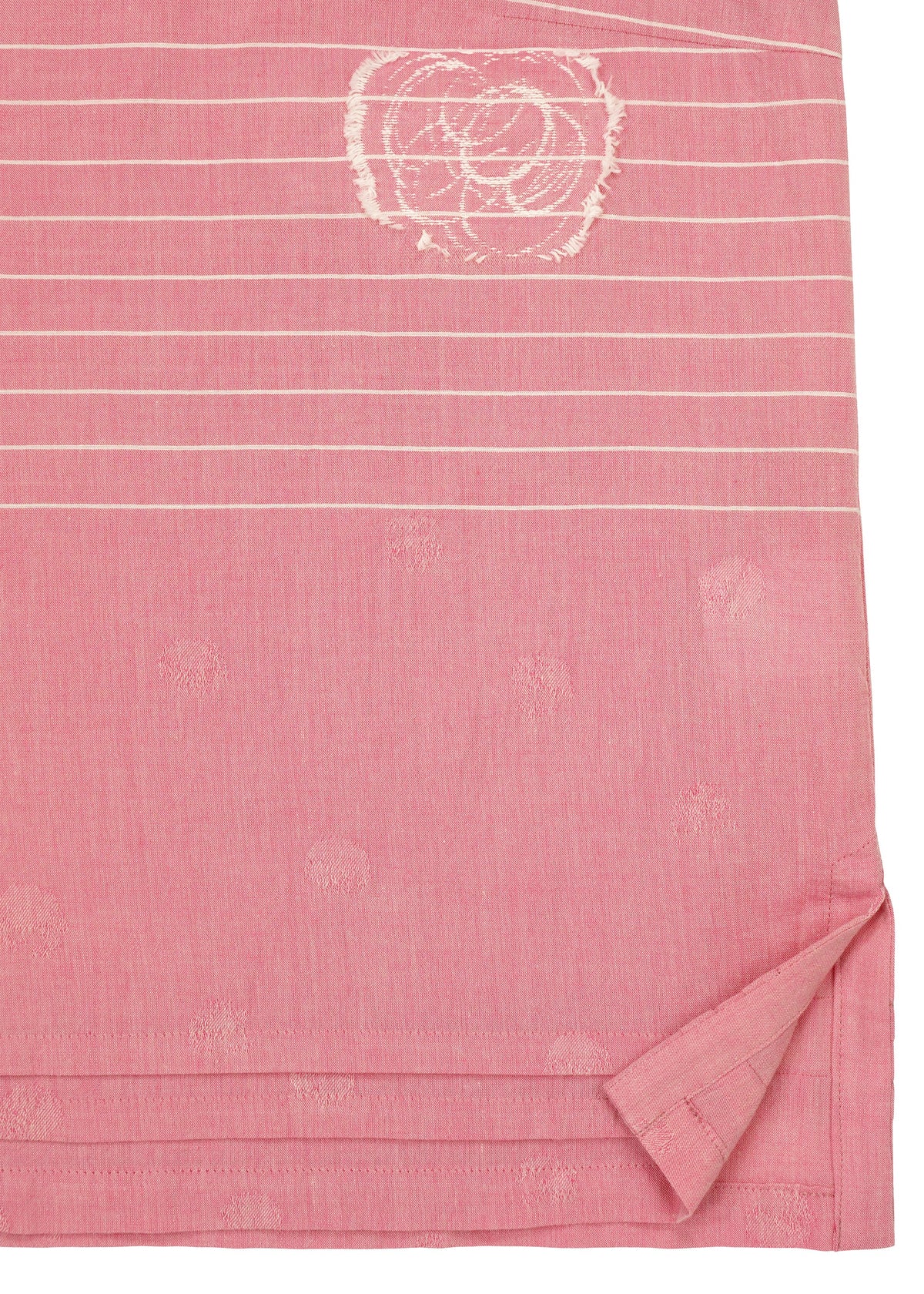 A detail shot of the HaaT ONE STROKE DRAW shirt.