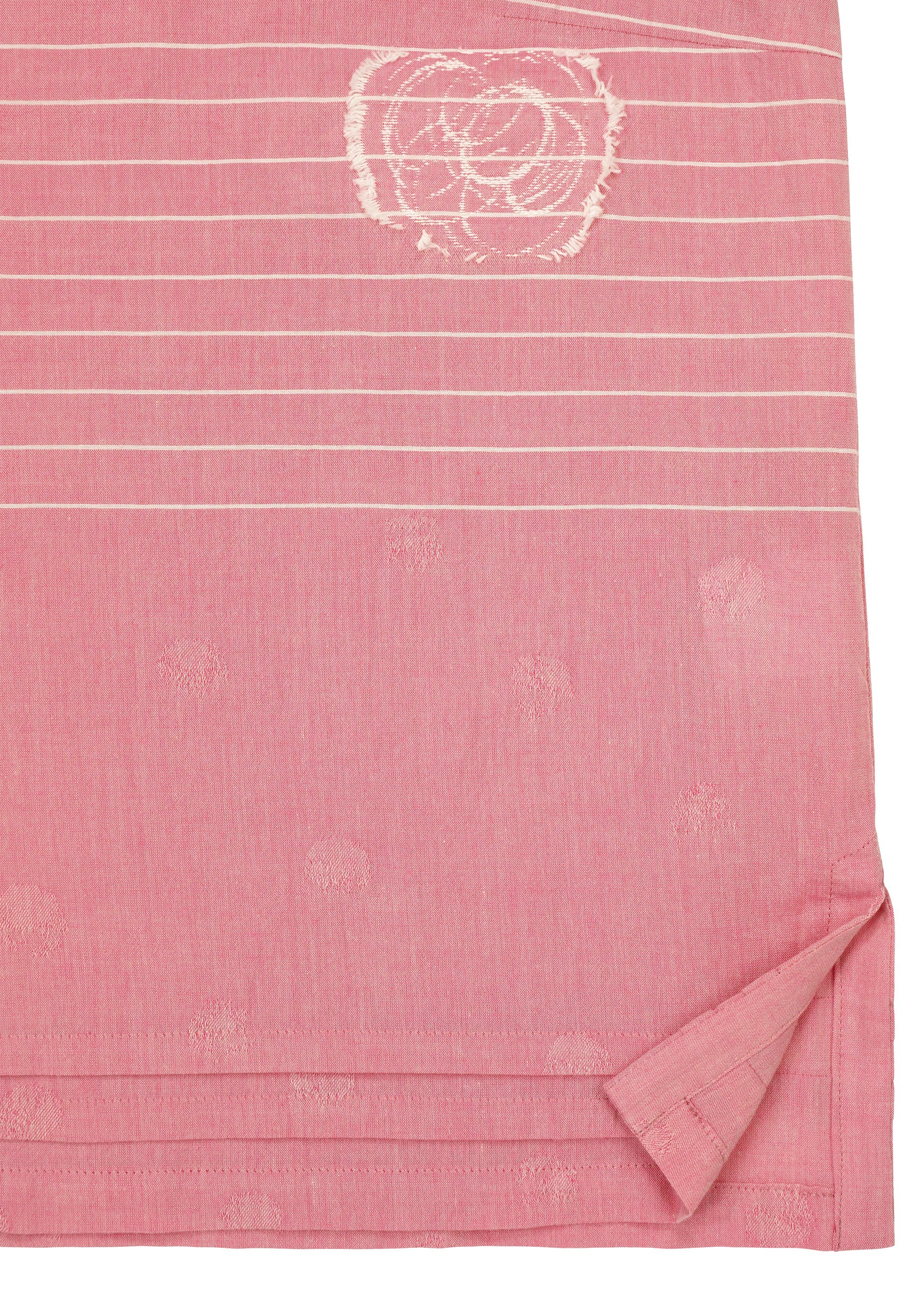 A detail shot of the HaaT ONE STROKE DRAW shirt.