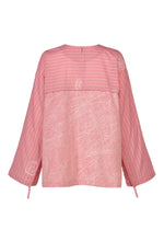 A detail shot of the HaaT ONE STROKE DRAW shirt.