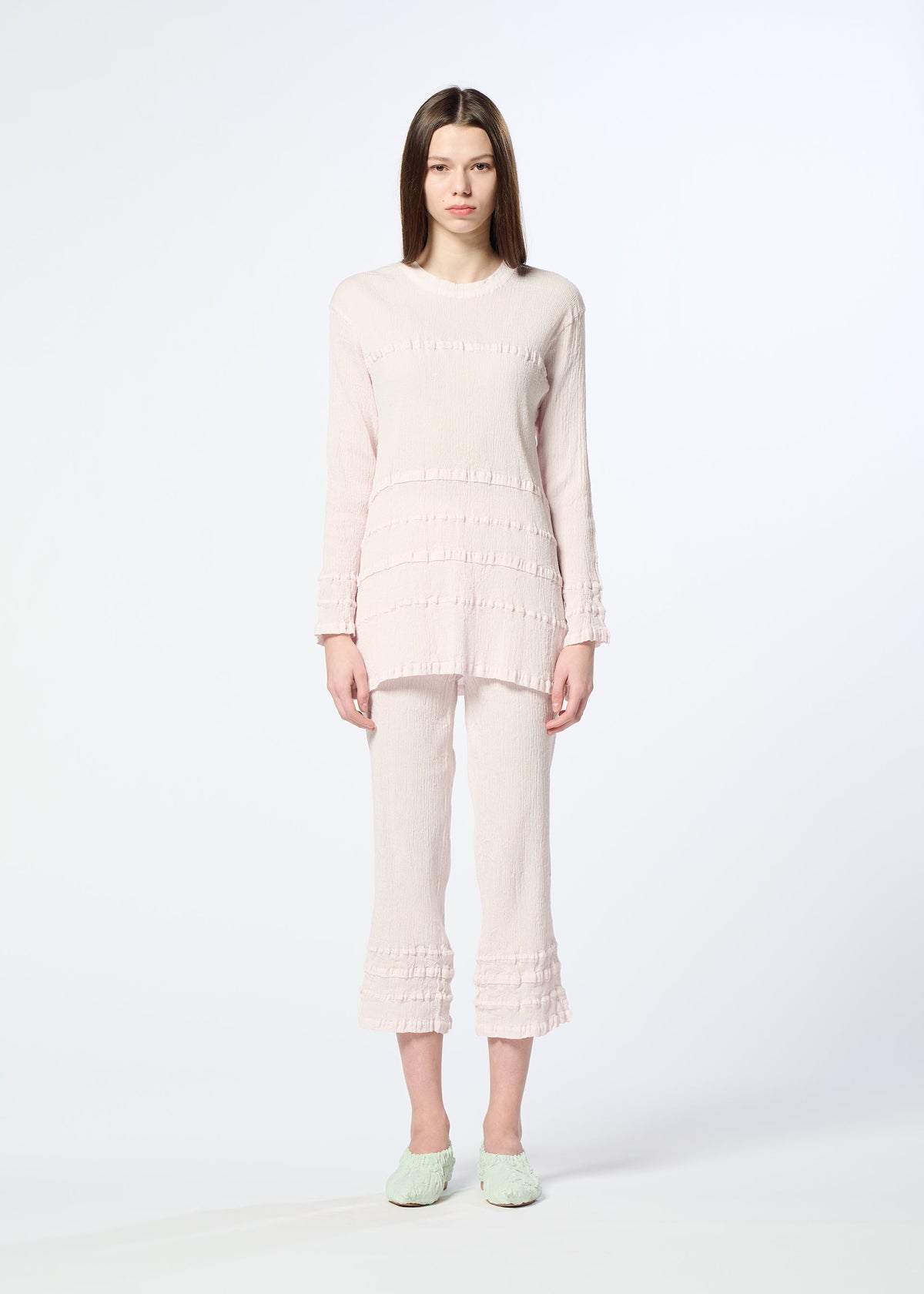 A model wears the HaaT KYO CHIJIMI TSUCHIKABE top.
