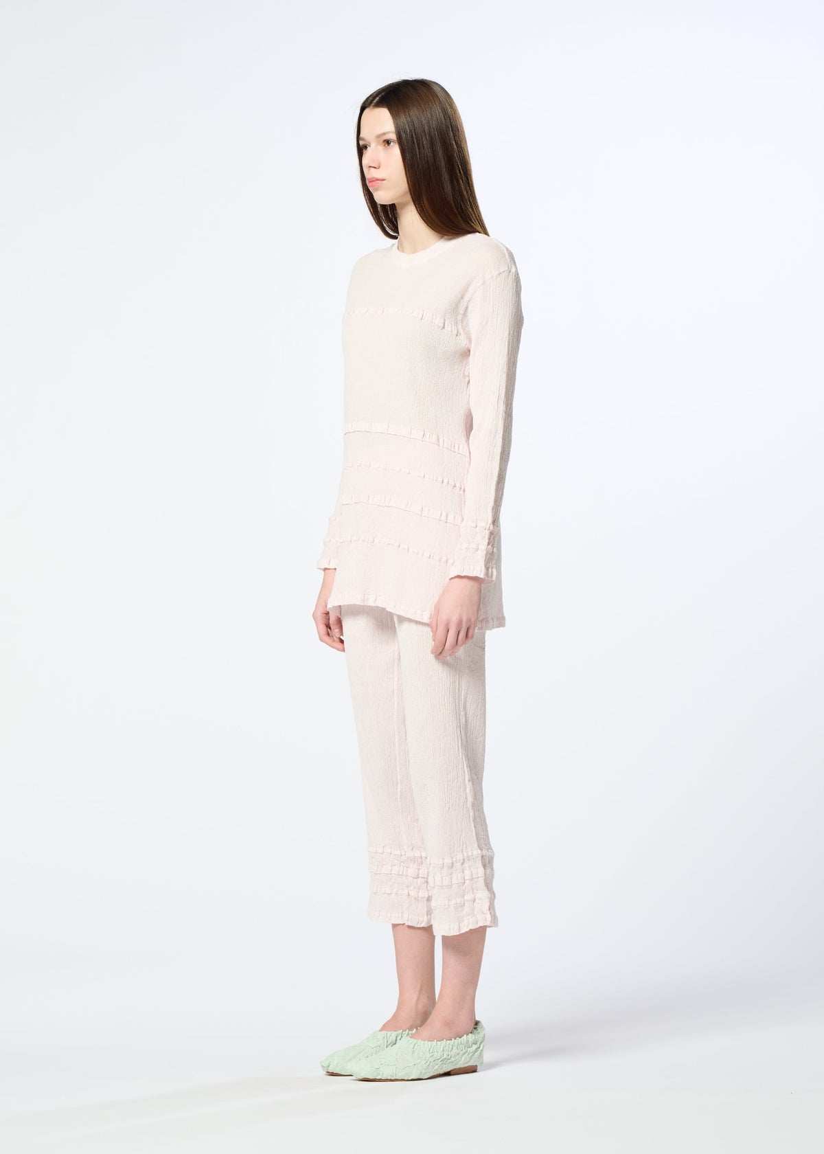 A model wears the HaaT KYO CHIJIMI TSUCHIKABE top.