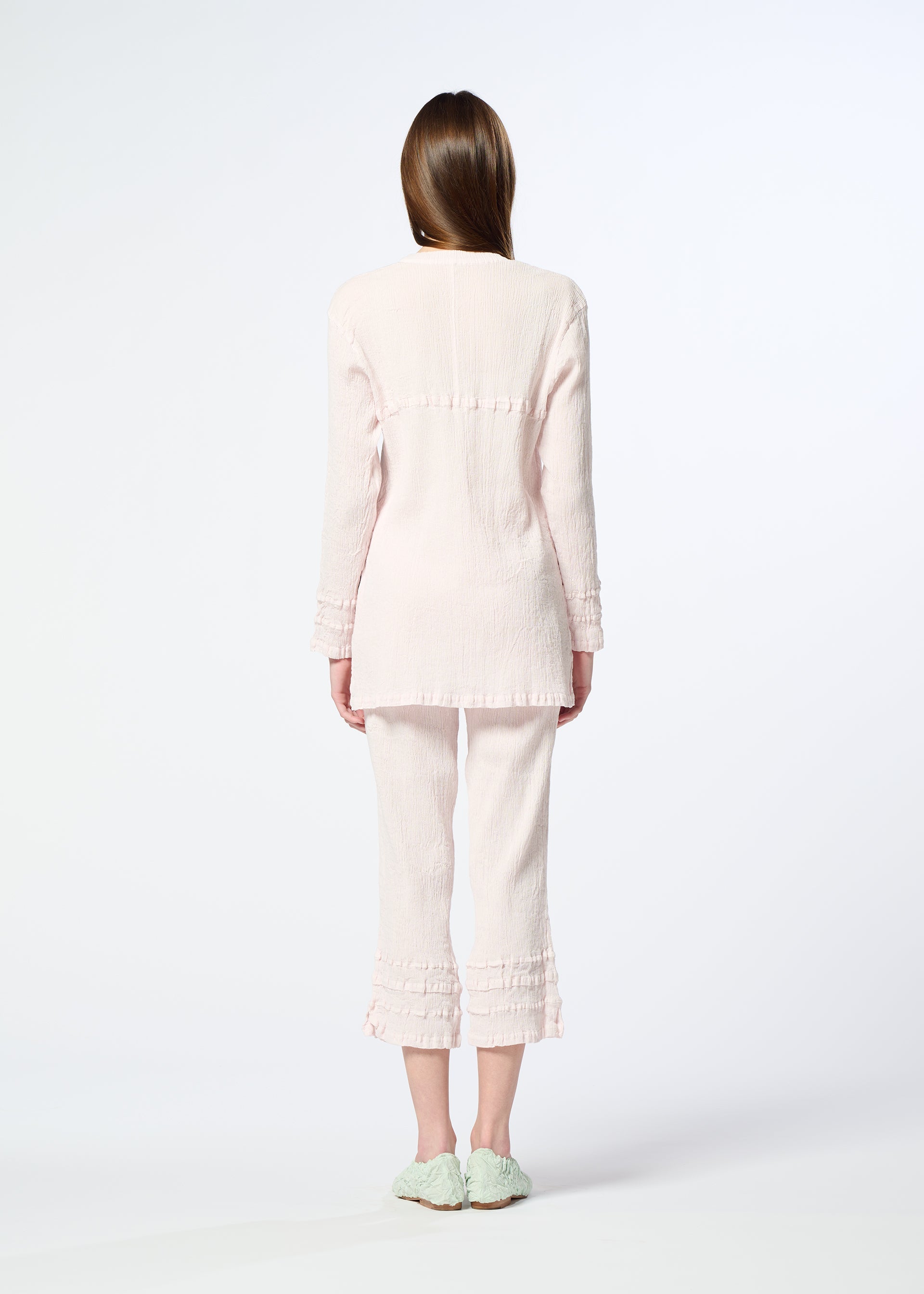 A model wears the HaaT KYO CHIJIMI TSUCHIKABE top.