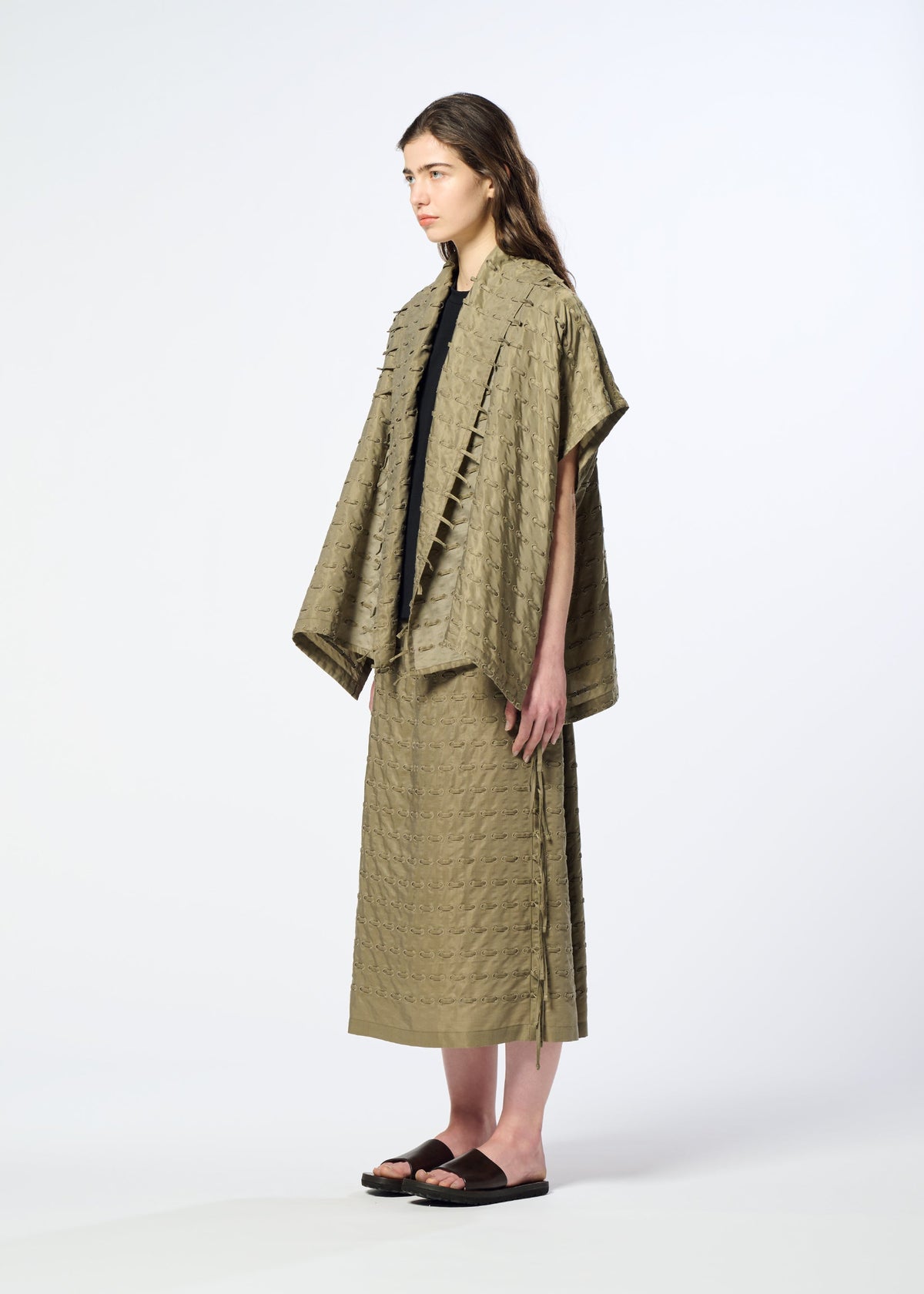 A model wears the HaaT HOLE & LINE hole-line-cardigan-khaki.