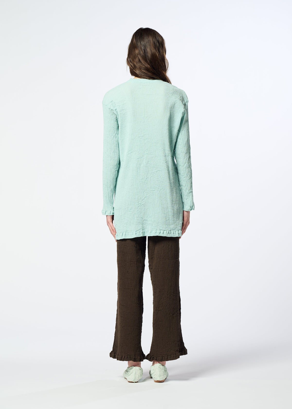 A model wears the HaaT KYO CHIJIMI AUGUST kyo-chijimi-august-cardigan-coral.
