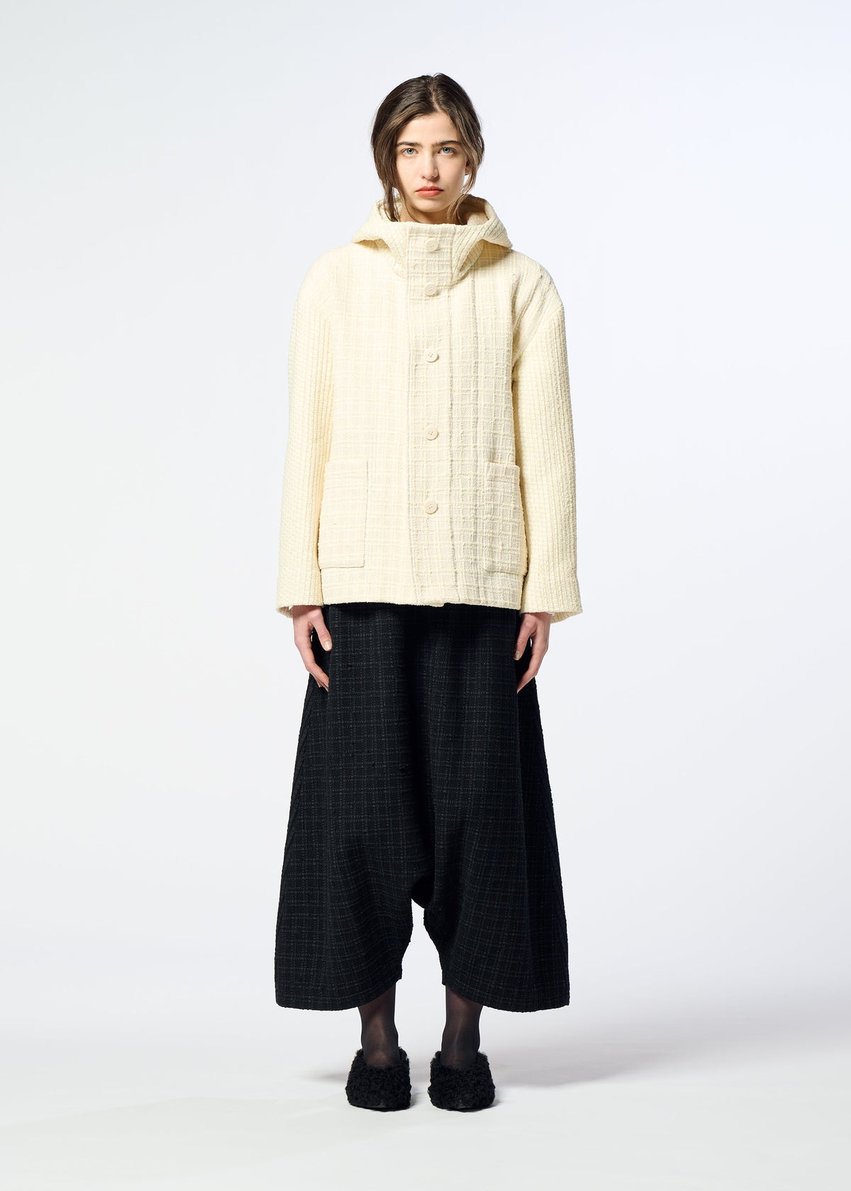 A model wears the HaaT SAKIORI sakiori-cardigan-black.