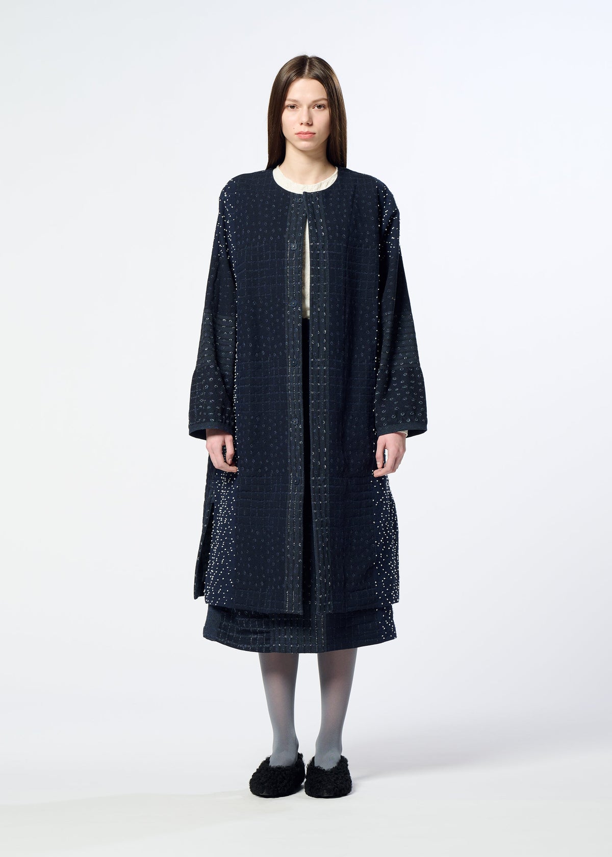 A model wears the HaaT COLLAGE STRETCH Ⅰ collage-stretch-i-top-navy.