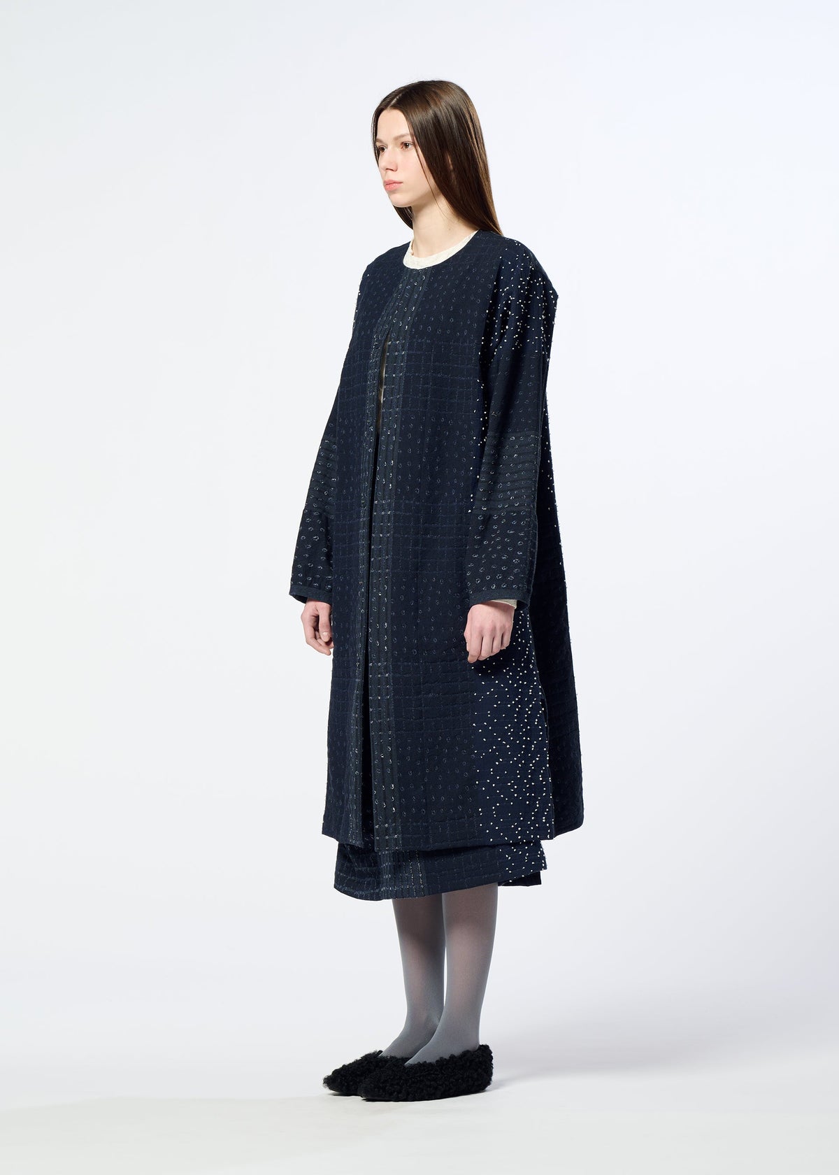 A model wears the HaaT COLLAGE STRETCH Ⅰ collage-stretch-i-top-navy.
