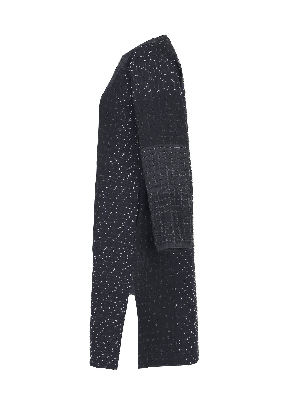 A detail shot of the HaaT COLLAGE STRETCH Ⅰ cardigan.