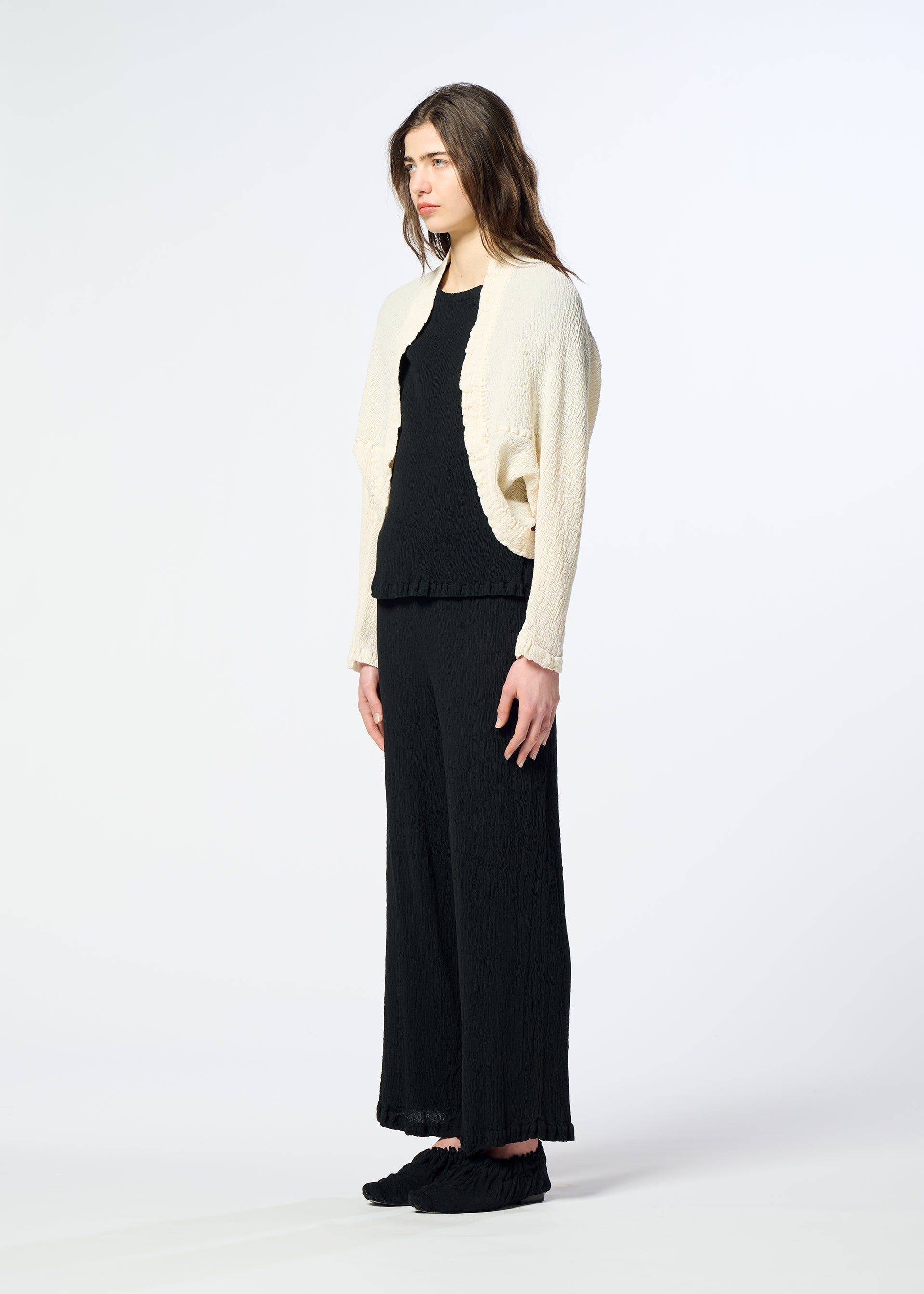 A model wears the HaaT KYO CHIJIMI 2WAY kyo-chijimi-2way-open-front-cardigan-ivory.