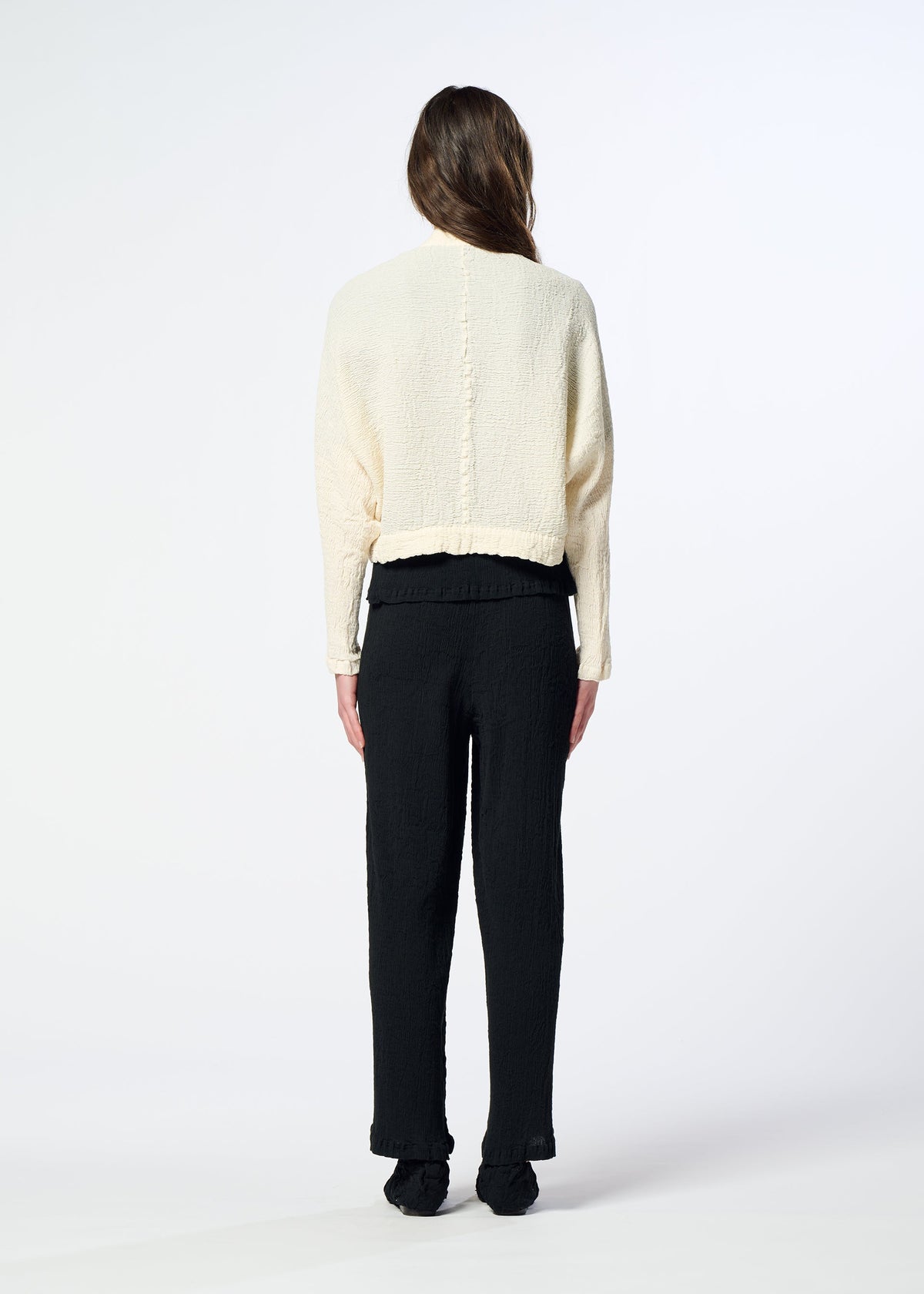 A model wears the HaaT KYO CHIJIMI 2WAY kyo-chijimi-2way-open-front-cardigan-ivory.