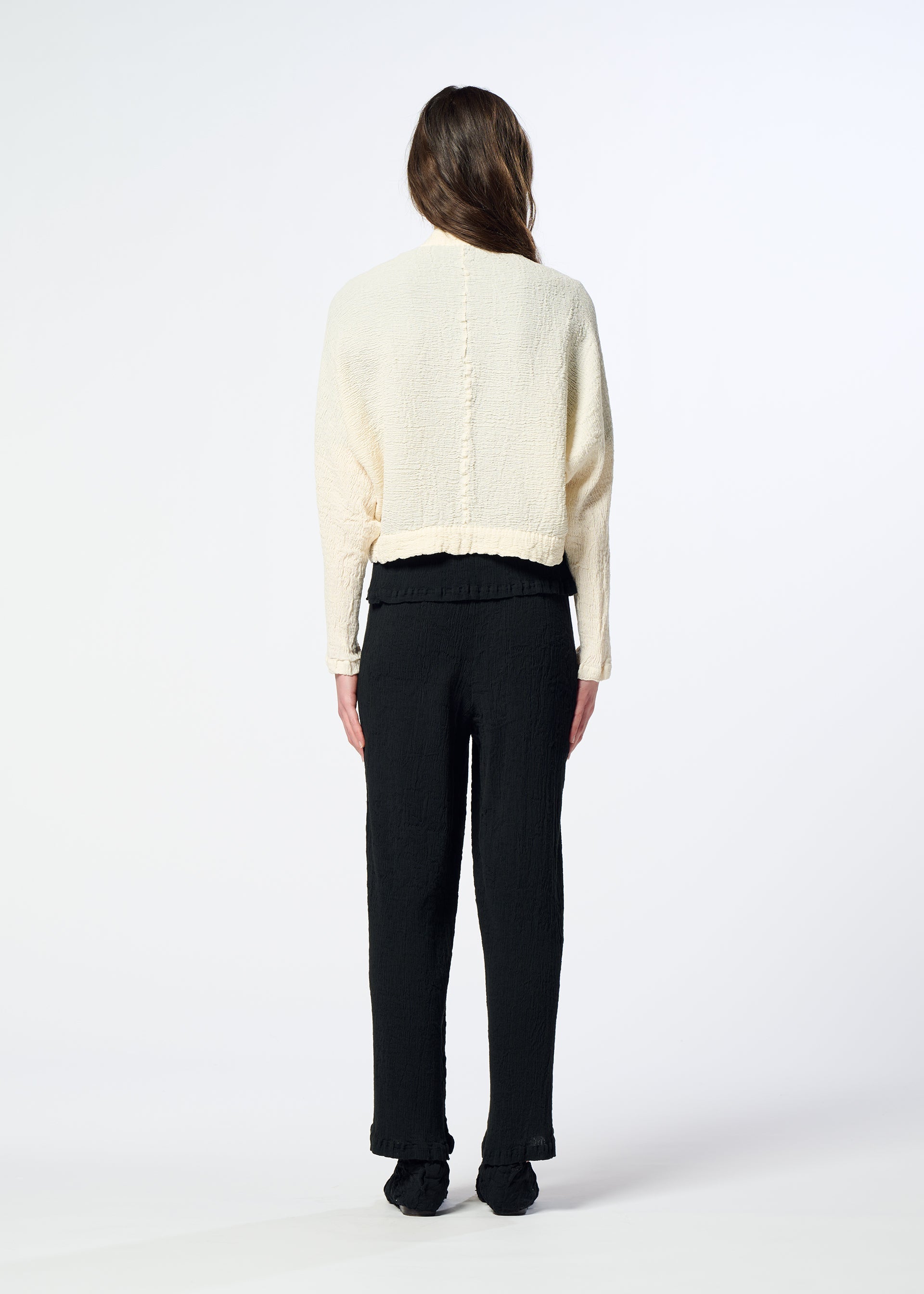 A model wears the HaaT KYO CHIJIMI 2WAY kyo-chijimi-2way-open-front-cardigan-ivory.