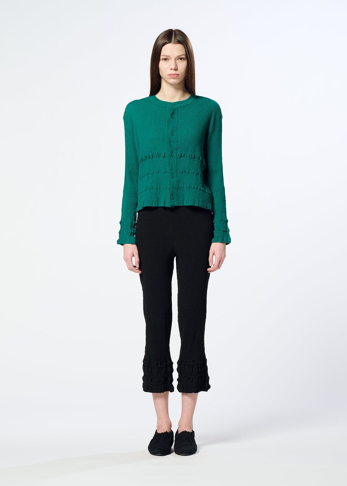 A model wears the HaaT KYO CHIJIMI TSUCHIKABE cardigan.