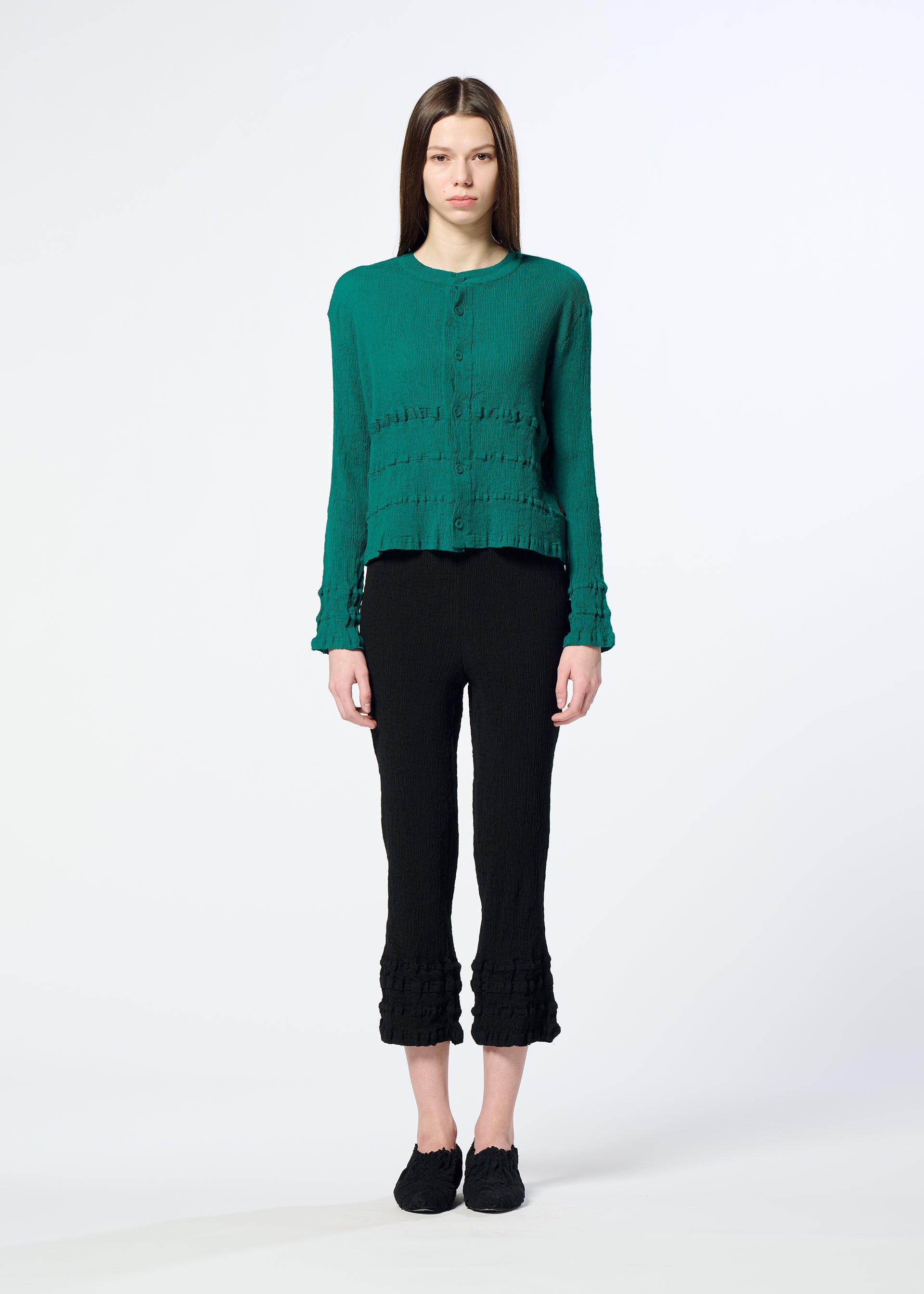 A model wears the HaaT KYO CHIJIMI TSUCHIKABE cardigan.