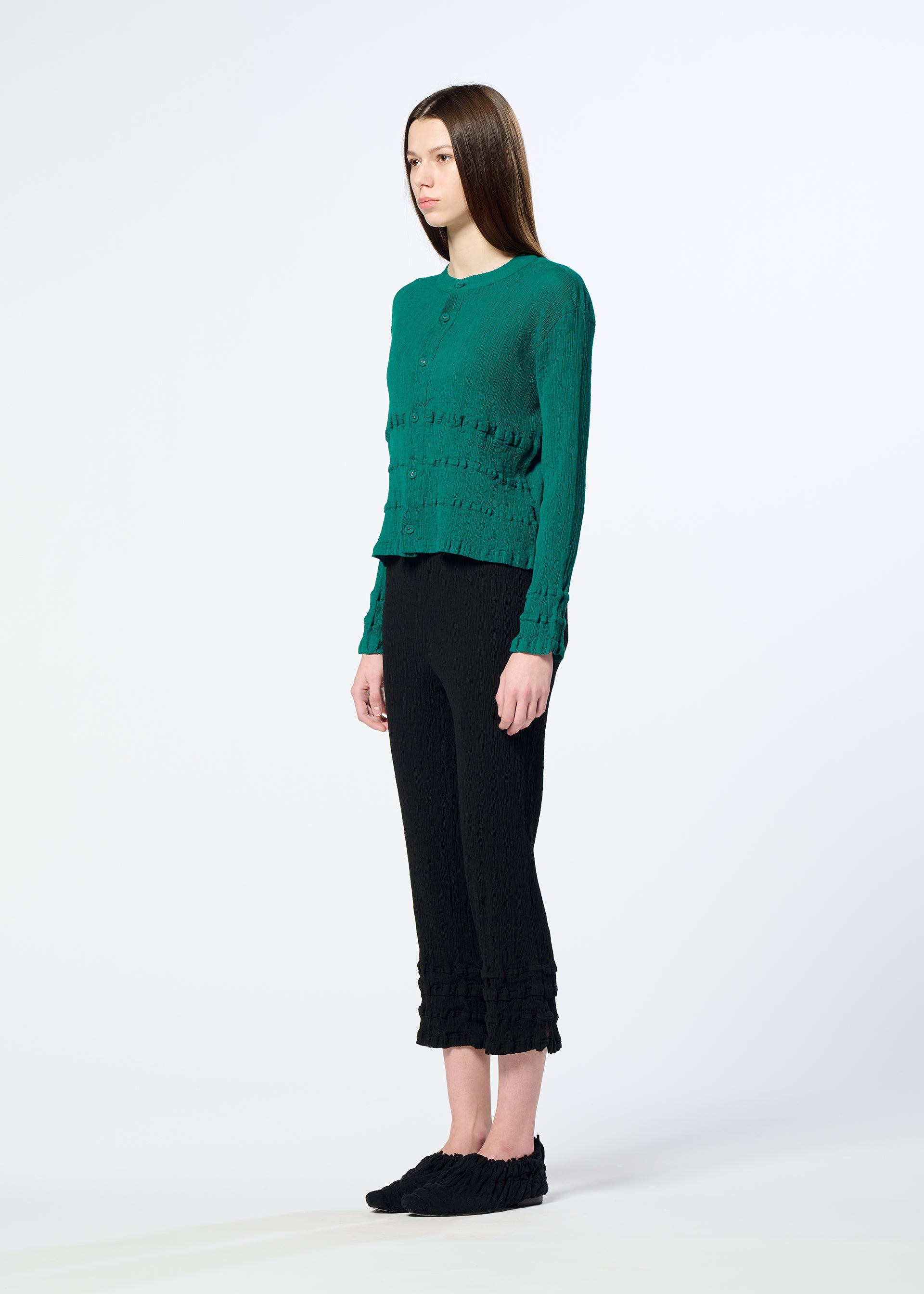A model wears the HaaT KYO CHIJIMI TSUCHIKABE cardigan.