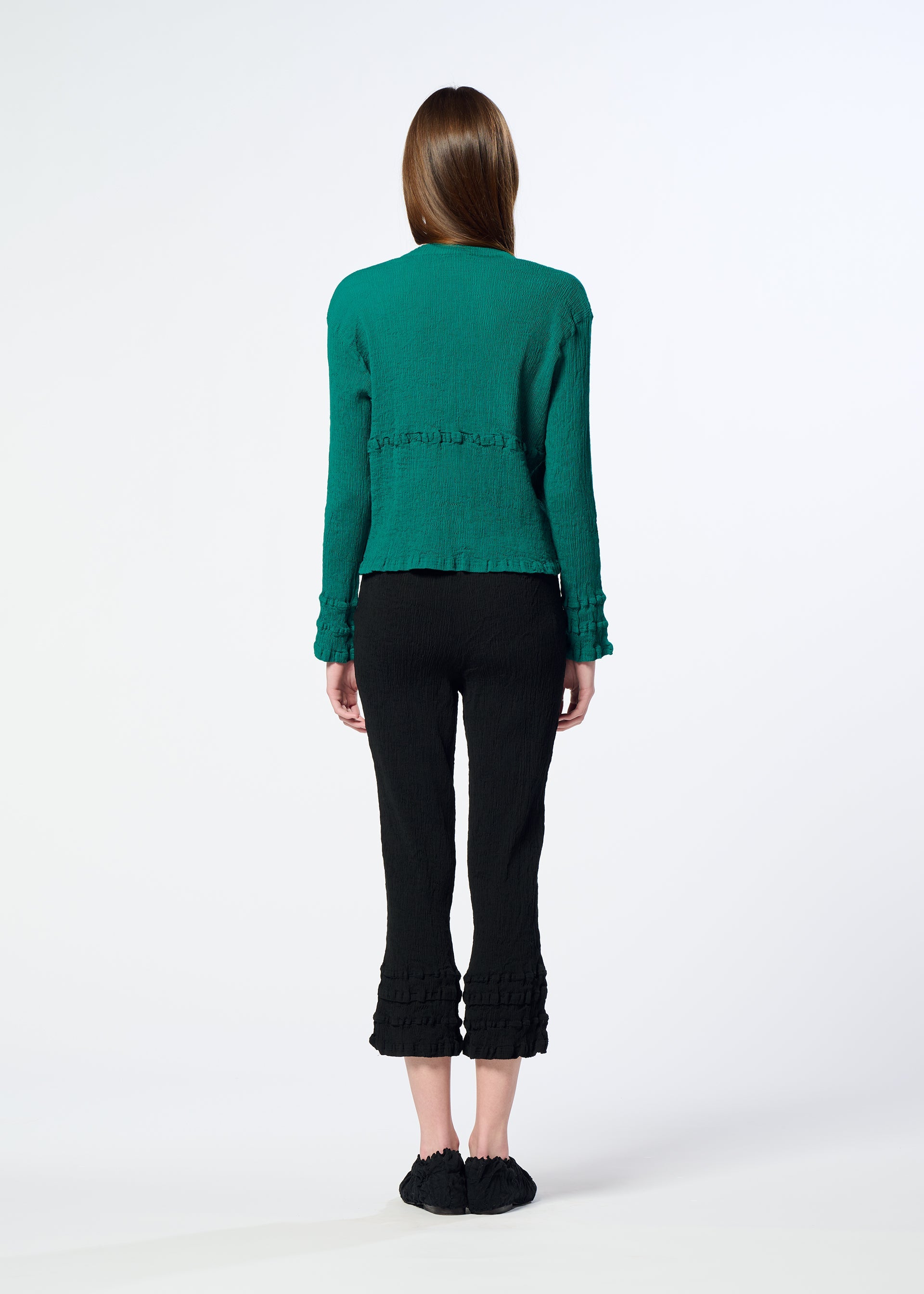 A model wears the HaaT KYO CHIJIMI TSUCHIKABE cardigan.