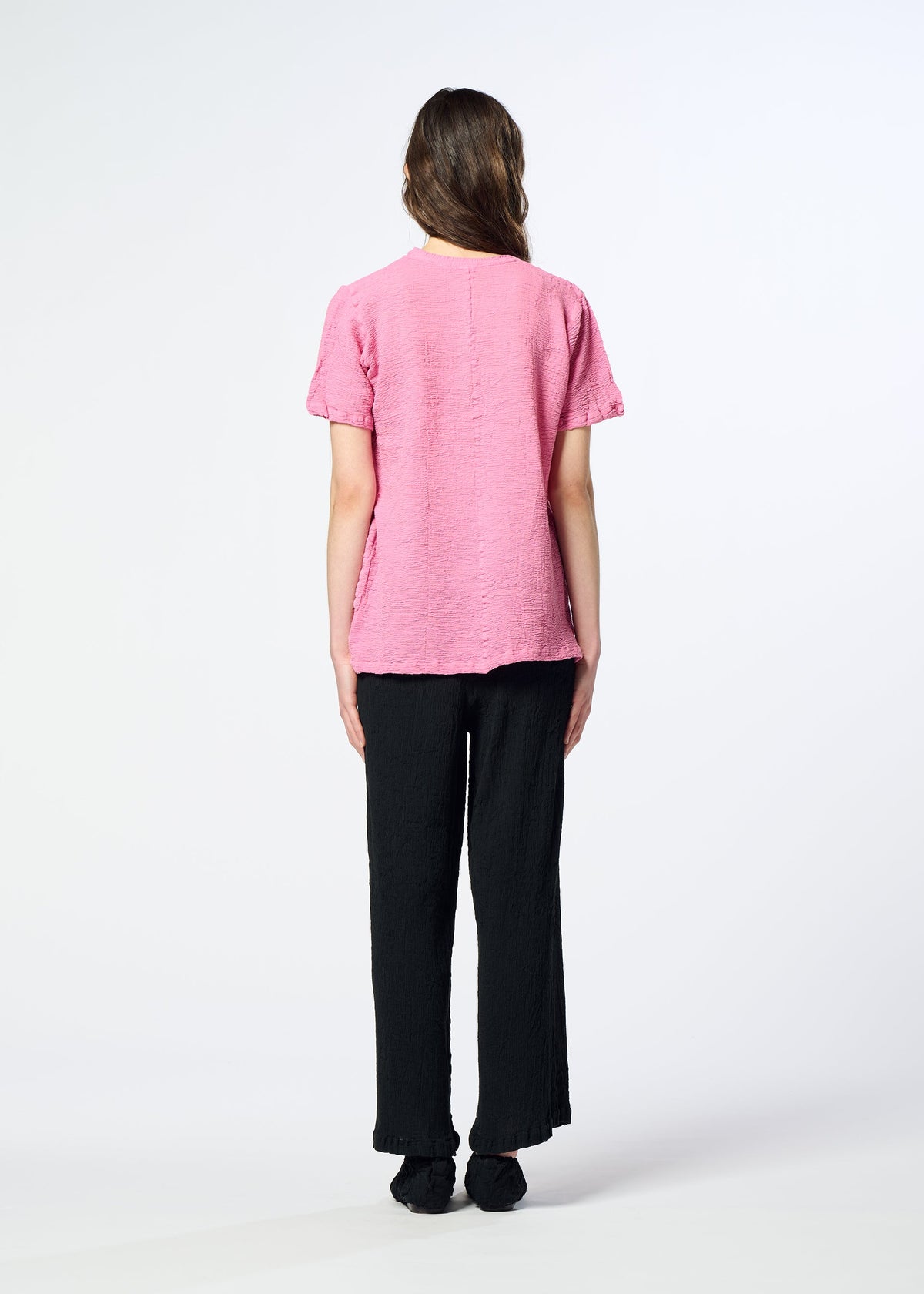 A model wears the HaaT KYO CHIJIMI 2WAY kyo-chijimi-2way-tunic-brownish-black.