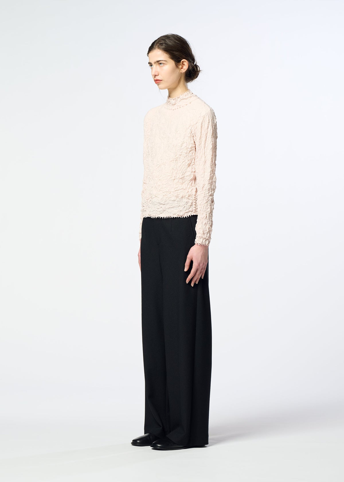 A model wears the HaaT KUMO SHIBORI kumo-shibori-top-ivory.
