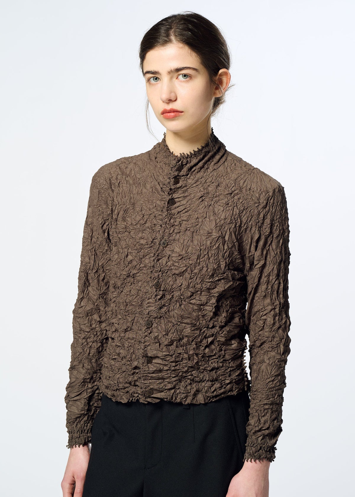 A model wears the HaaT KUMO SHIBORI kumo-shibori-cardigan-ivory.