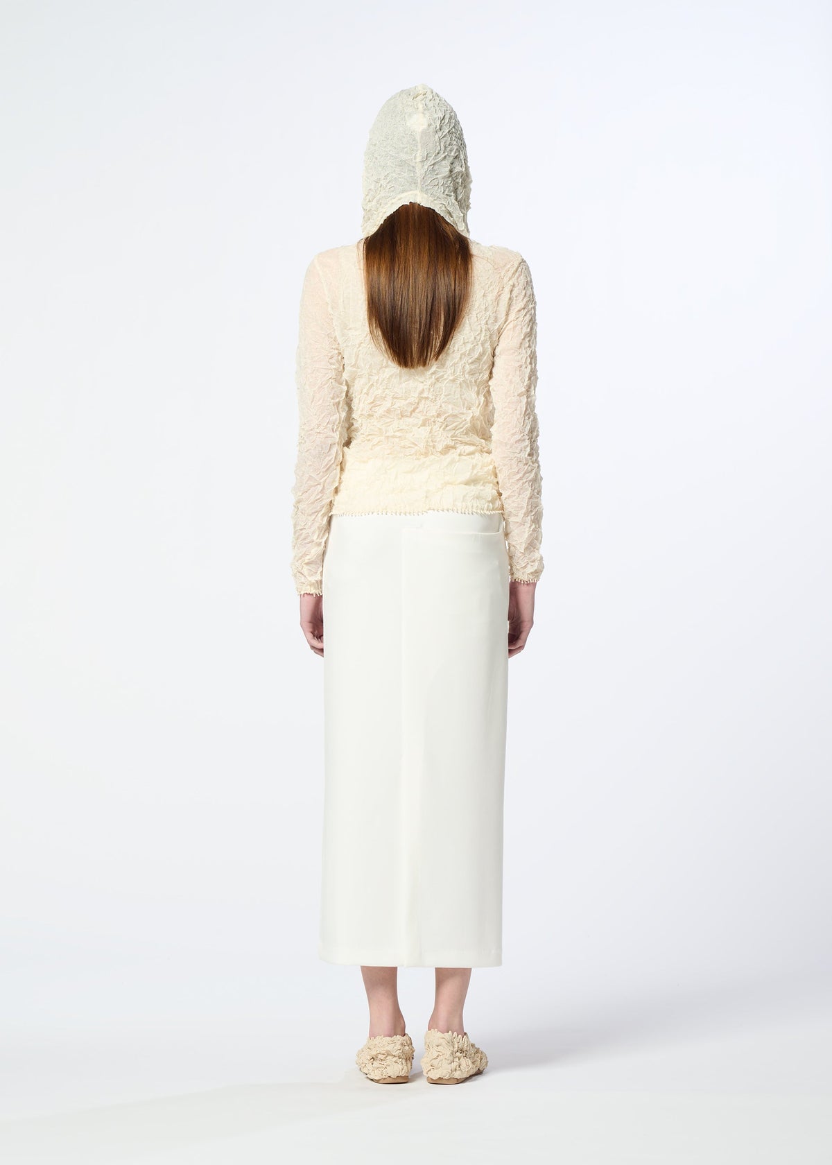 A model wears the HaaT KUMO SHIBORI KNIT SHEER cardigan.