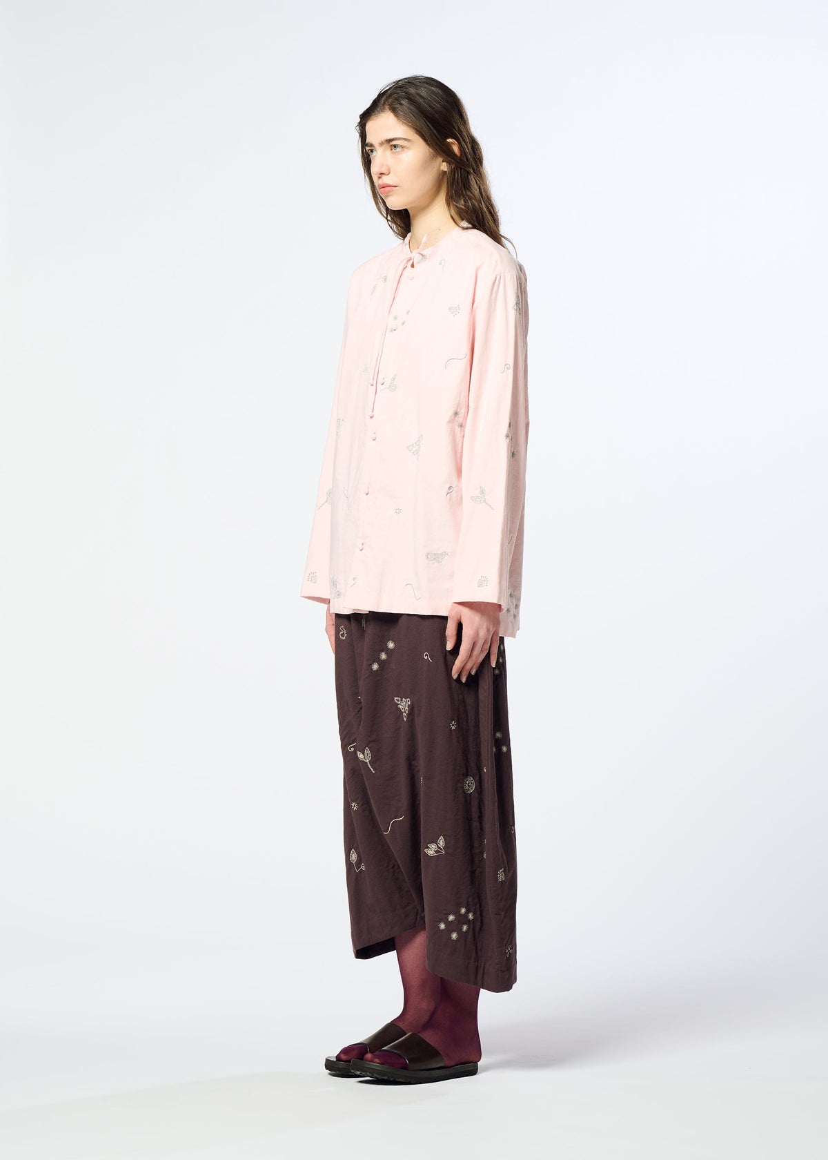 A model wears the HaaT MULMUL BHILL mulmul-bhill-trousers-walnut-brown.