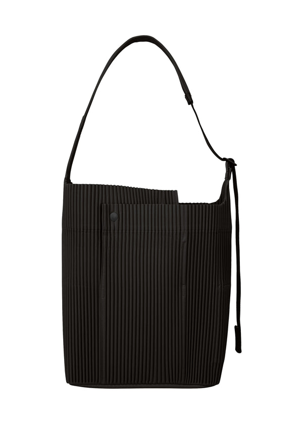 A product shot of the HOMME PLISSÉ ISSEY MIYAKE  UTILITY bag in black (15)