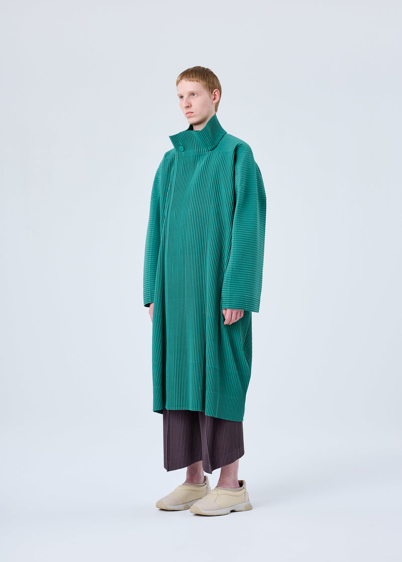 A model wears the HOMME PLISSÉ ISSEY MIYAKE MC DECEMBER coat.