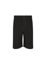 A product shot of the HOMME PLISSÉ ISSEY MIYAKE MC AUGUST shorts in black (15)