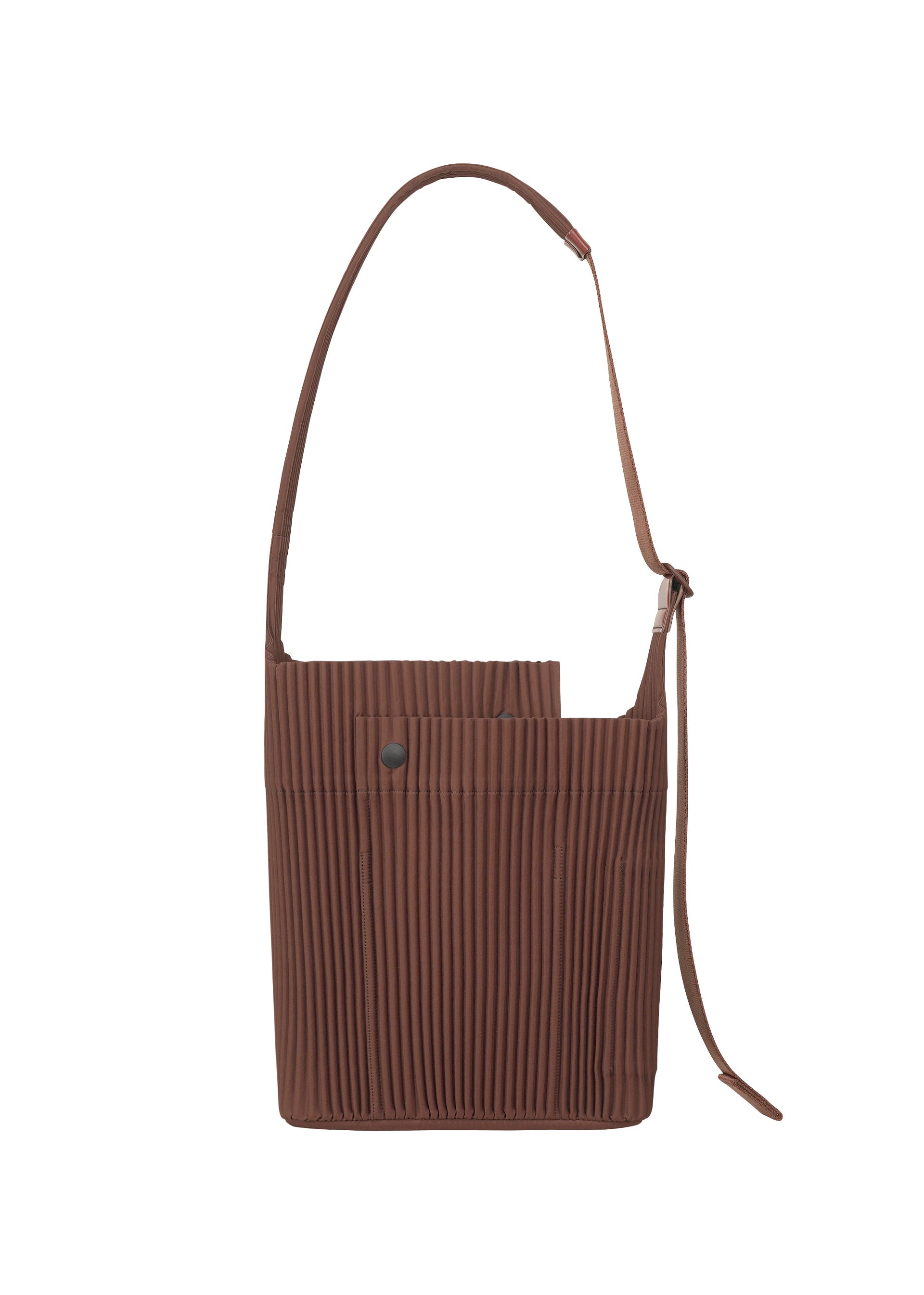 A product shot of the HOMME PLISSÉ ISSEY MIYAKE UTILITY bag in chocolate brown (45).