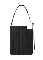 A product shot of the HOMME PLISSÉ ISSEY MIYAKE UTILITY bag in black (15).