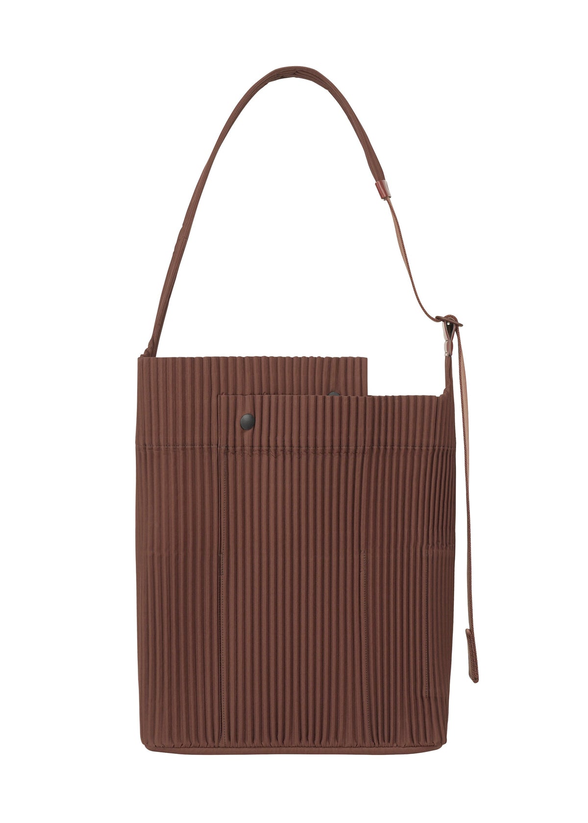 A product shot of the HOMME PLISSÉ ISSEY MIYAKE UTILITY bag in chocolate brown (45).