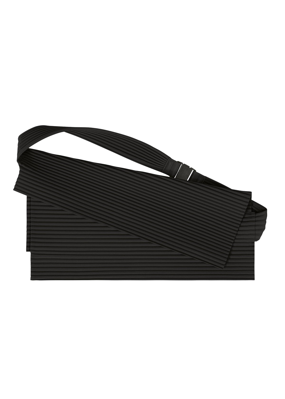 A product shot of the HOMME PLISSÉ ISSEY MIYAKE OVERLAP bag in black (15).