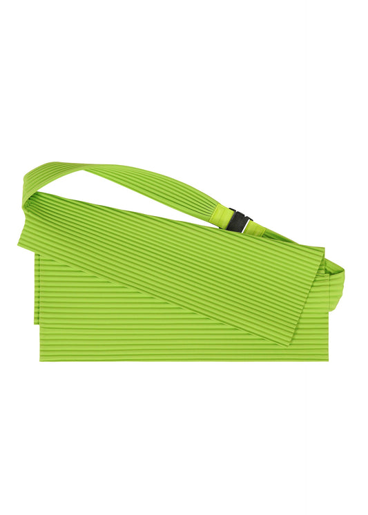 A product shot of the HOMME PLISSÉ ISSEY MIYAKE OVERLAP bag in fresh green (64).