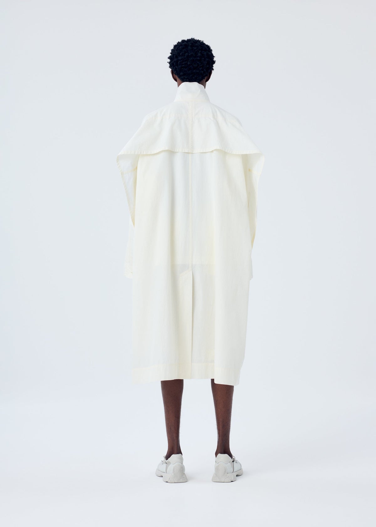 A model wears the HOMME PLISSÉ ISSEY MIYAKE FRESHEN coat.