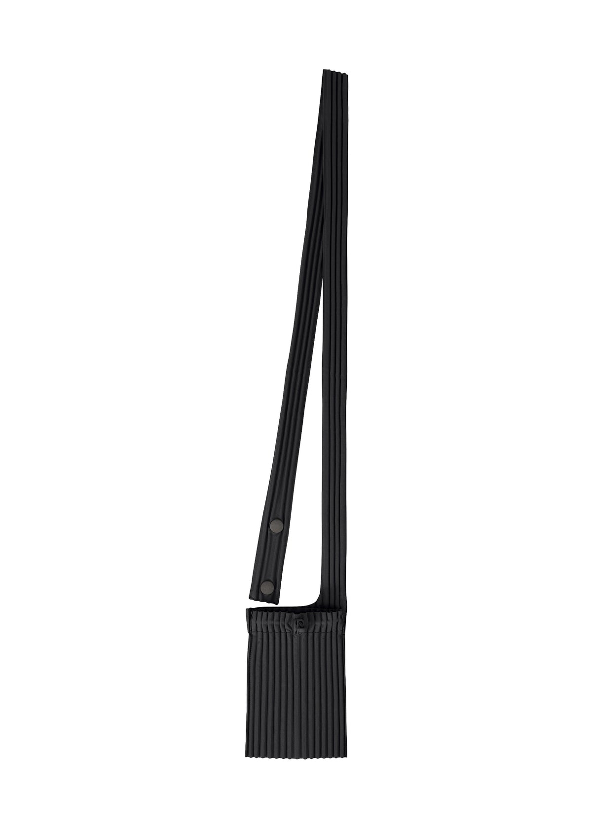 A product shot of the HOMME PLISSÉ ISSEY MIYAKE POCKET bag in black (15).