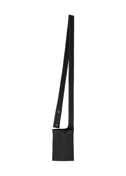 A product shot of the HOMME PLISSÉ ISSEY MIYAKE POCKET bag in black (15).