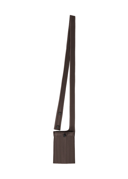 A product shot of the HOMME PLISSÉ ISSEY MIYAKE POCKET bag in dark purple (88).