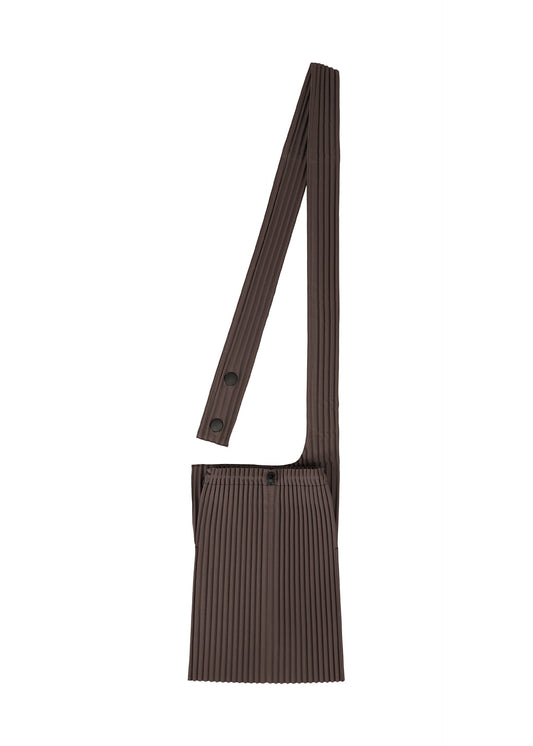 A product shot of the HOMME PLISSÉ ISSEY MIYAKE POCKET bag in dark purple (88).