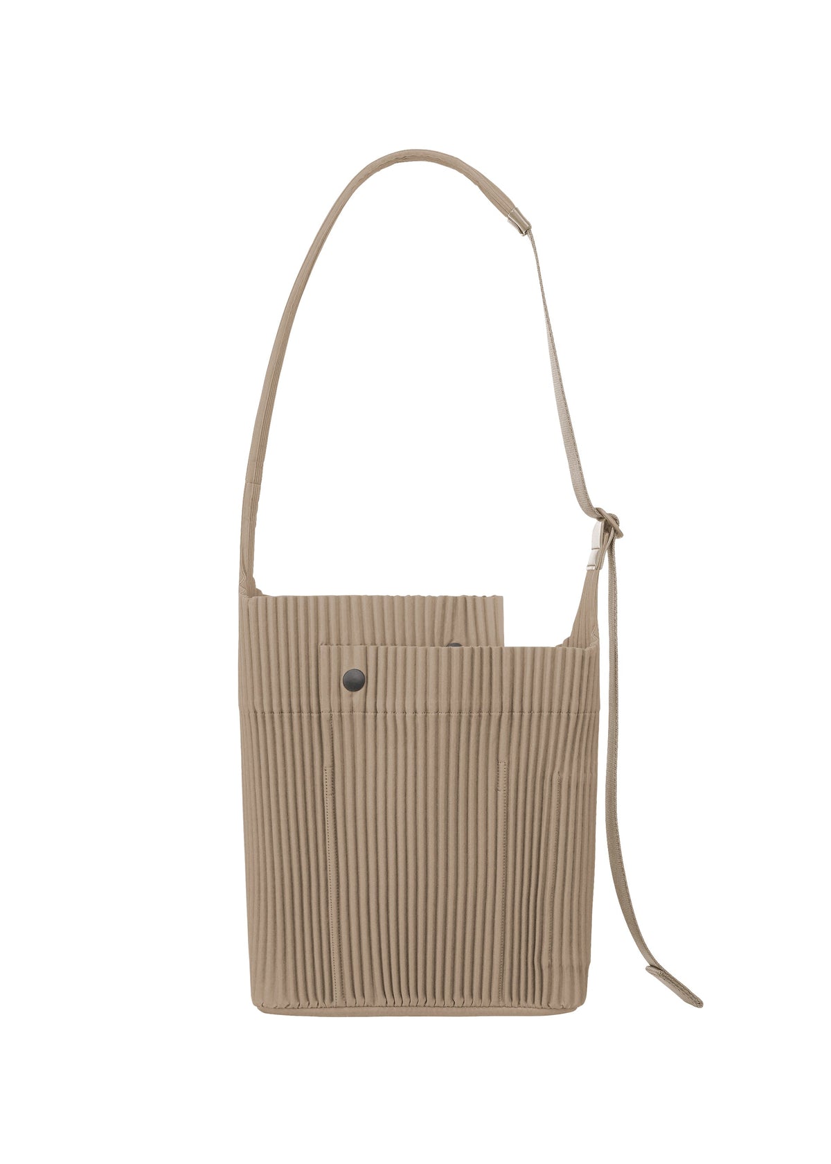A product shot of the HOMME PLISSÉ ISSEY MIYAKE UTILITY bag in greige (19).