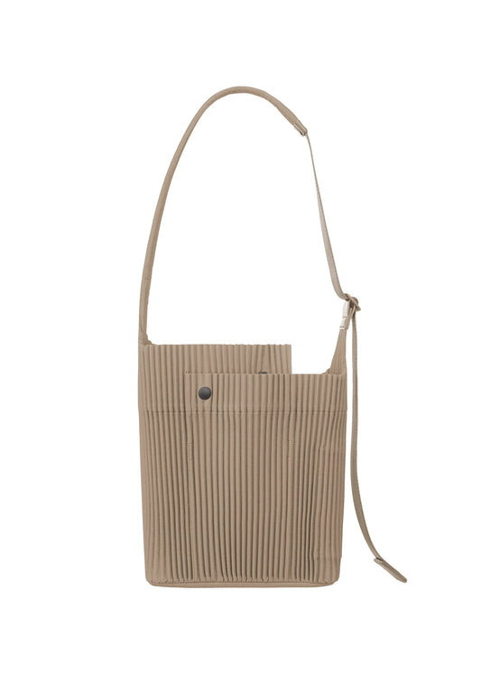 A product shot of the HOMME PLISSÉ ISSEY MIYAKE UTILITY bag in greige (19).