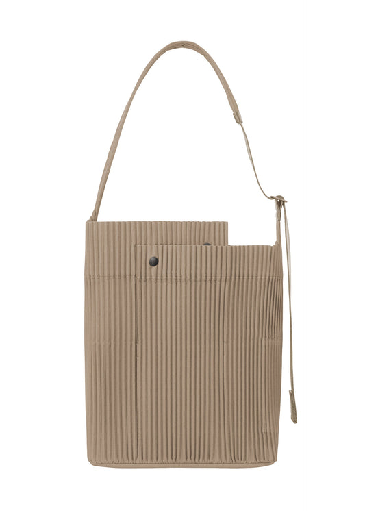 A product shot of the HOMME PLISSÉ ISSEY MIYAKE UTILITY bag in greige (19).