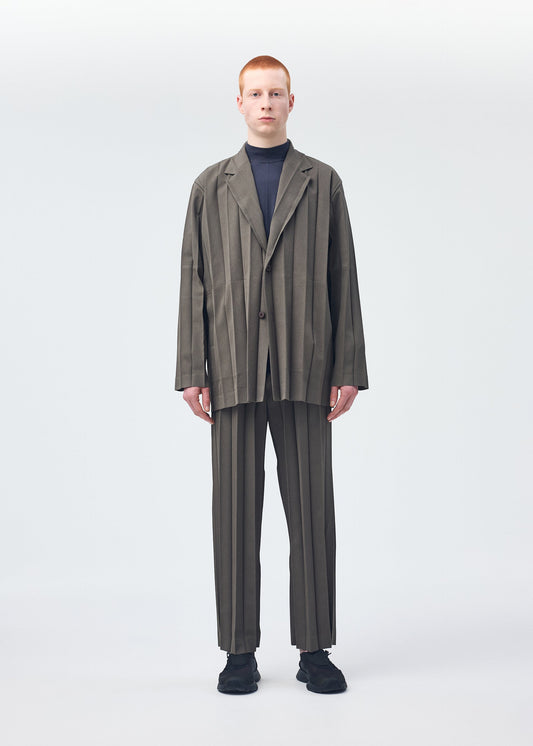 A model wears the HOMME PLISSÉ ISSEY MIYAKE EDGE ENSEMBLE jacket.