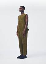 A model wears the HOMME PLISSÉ ISSEY MIYAKE PLEATS BOTTOMS 2 clothing.