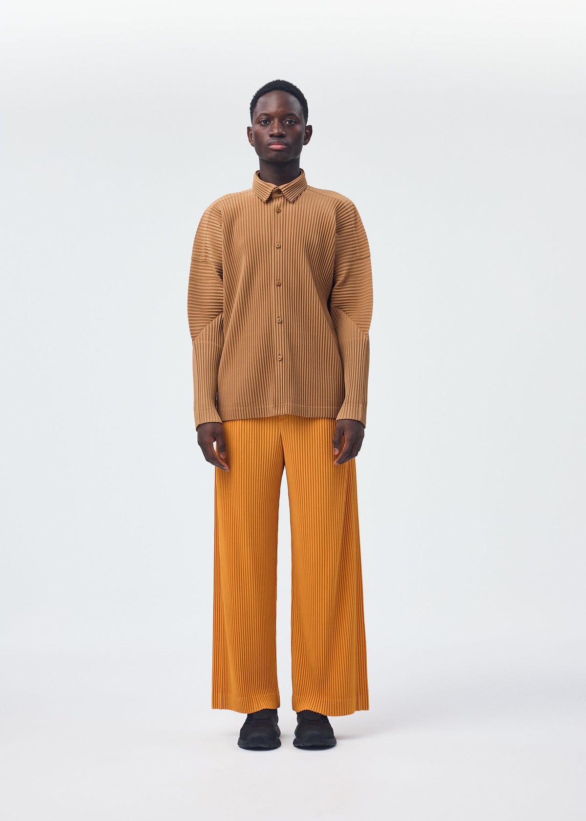 A model wears the HOMME PLISSÉ ISSEY MIYAKE MONTHLY COLORS OCTOBER shirt.