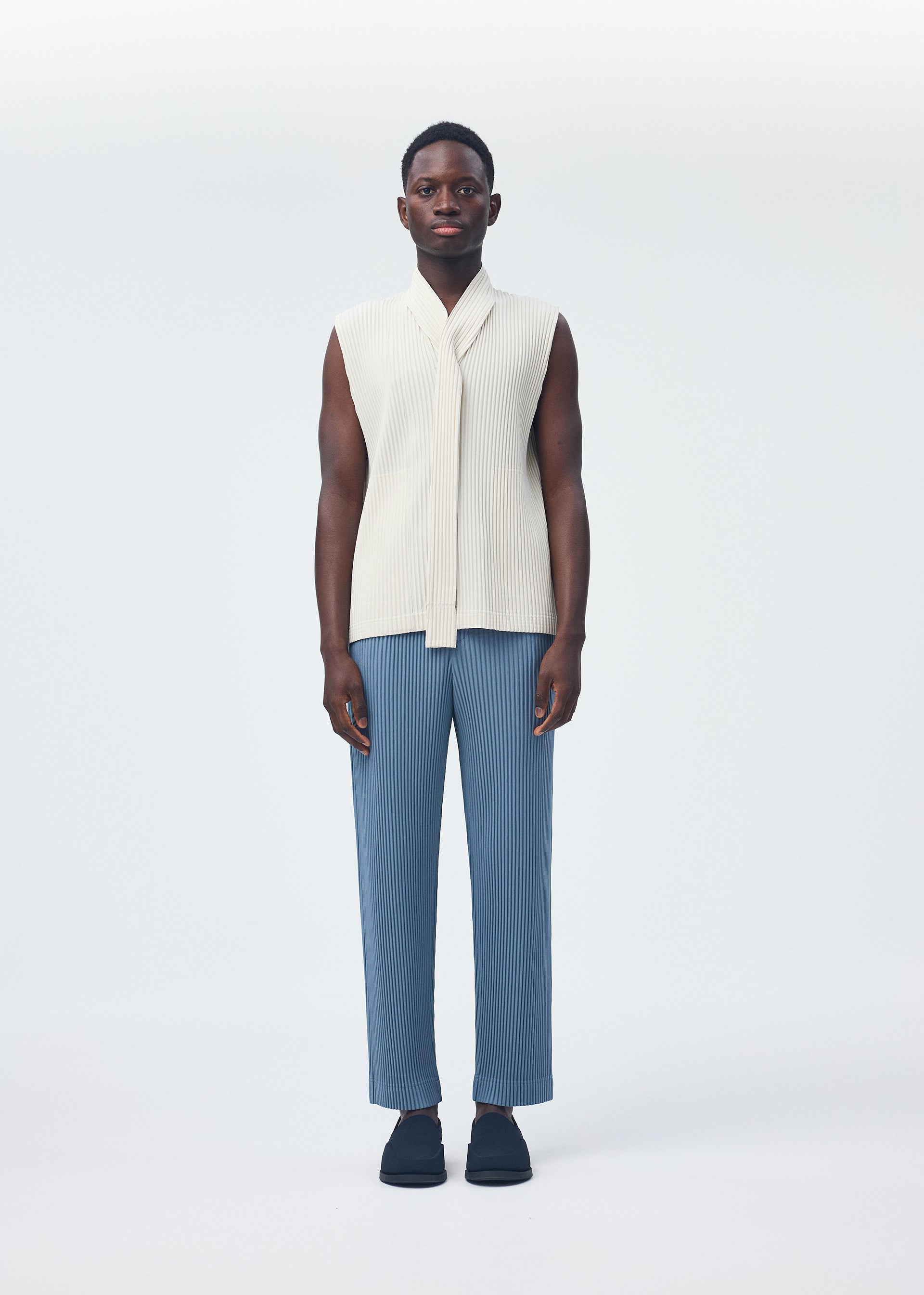 A model wears the HOMME PLISSÉ ISSEY MIYAKE MONTHLY COLORS SEPTEMBER top.